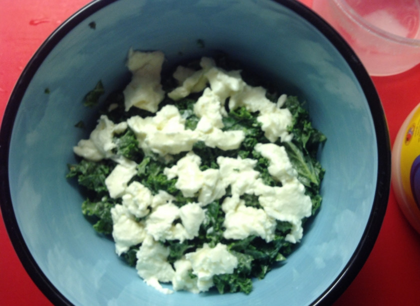 1. Этап. Салат весенний вечер: Смешать капусту кале с 2 ст. Ложками майонеза, посолить, выложить в миску. Сверху положить моцареллу, кусочками