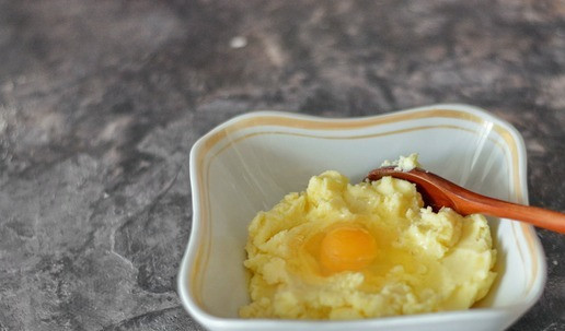 1. Этап. Оладьи из картофельного пюре с манкой: К готовому картофельному пюре добавьте сырое яйцо и тщательно размешайте.