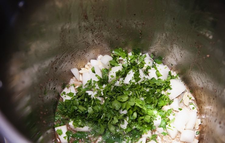 1. Этап. Говядина по-итальянски: 5. В сковороде, где жарилась говядина, обжарьте нарезанный лук, чеснок и измельченную петрушку. Жарьте, пока лук не станет мягким.