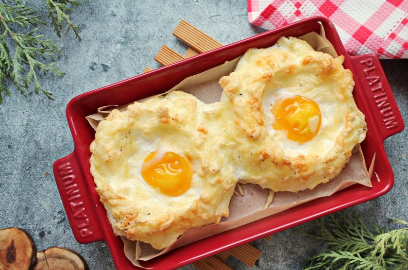 1. Этап. Яйца в пуховом гнезде: Форму с яйцами поставьте в горячую духовку и запекайте при температуре 180 градусов в течение 6-8 минут, до румяной сырной корочки. Готовые яйца в пуховом гнезде подавайте сразу.