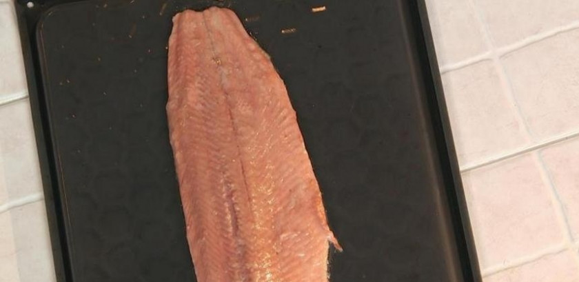 1. Этап. Копчение рыбы в духовке: 9. Вынимаем семгу, а щепу возвращаем на огонь для разогрева. Духовку снова разогреваем до 130 градусов.