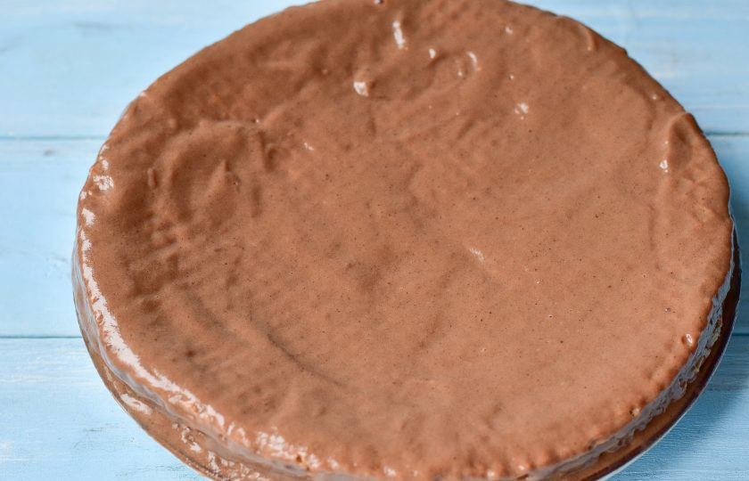 1. Этап. Шоколадно-вафельный торт: Таким образом промажьте все коржи.