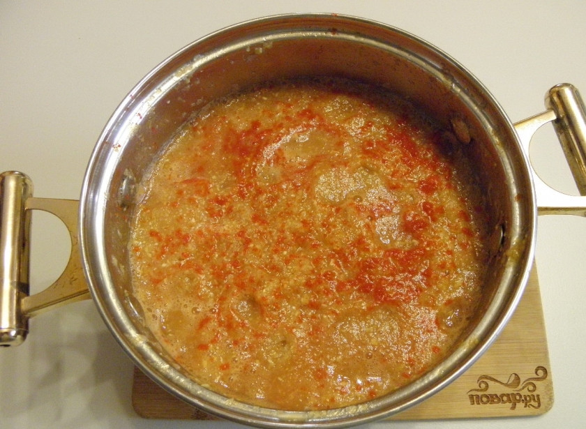 1. Этап. Кабачковая икра с луком на зиму: Кабачковую икру проварите на медленном огне с момента закипания 30 минут. Лучше это делать под крышкой, она булькает сильно. Не забудьте в начале варки добавить лавровый листочек, а в конце его убрать.