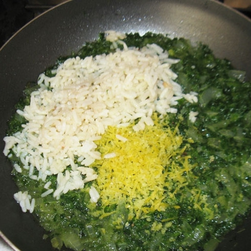 1. Этап. Фаршированный рулет из семги с рисом и шпинатом: Смешиваем полученную массу с отваренным до готовности рисом и лимонной цедрой.