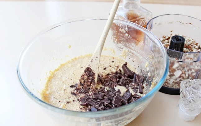 1. Этап. Кофейно-ореховый кекс: 4. В тесто добавьте пару ложек коньяка и немного рубленого шоколада.