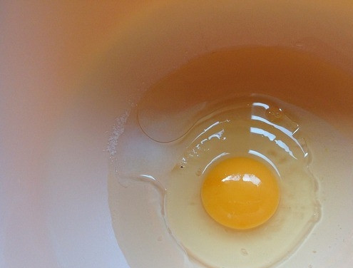 1. Этап. Тесто на бешбармак: Возьмите большую миску и вбейте в нее сырое куриное яйцо. Всыпьте в миску соль и добавьте растительное масло без запаха. Оно может быть любым, главное, чтобы масло было рафинированным. Взбейте все ингредиенты до однородности венчиком.