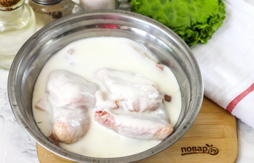 1. Этап. Крылышки в кефире в духовке: Выложите крылышки в глубокую емкость и залейте кефиром, оставьте мясо в кефире примерно на 30 минут.