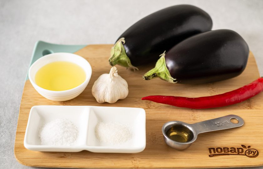 1. Этап. Баклажаны с острым перцем и чесноком: Подготовьте все ингредиенты.