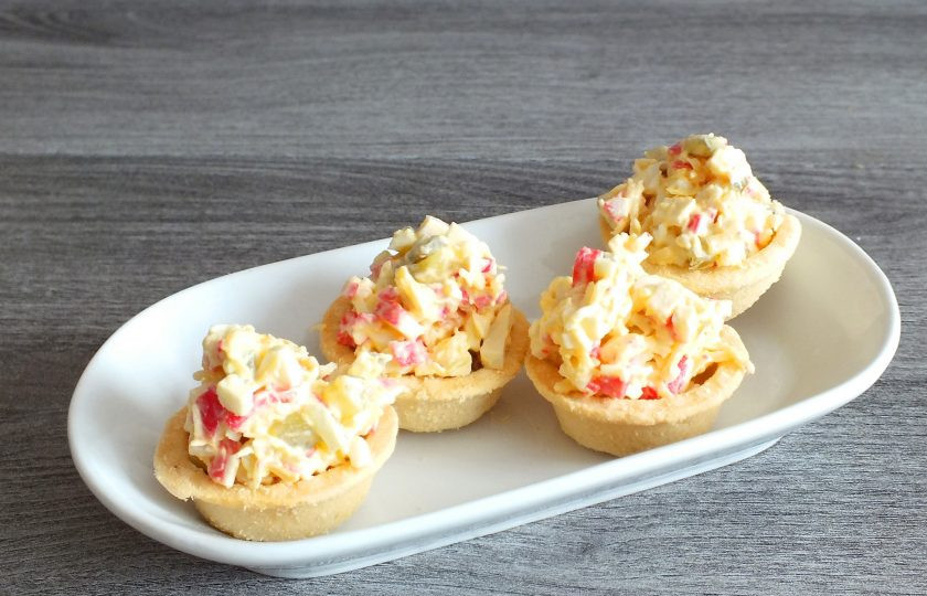 1. Этап. Крабовый салат в тарталетках: Начините тарталетки. Оформите по желанию. Подавайте к столу.