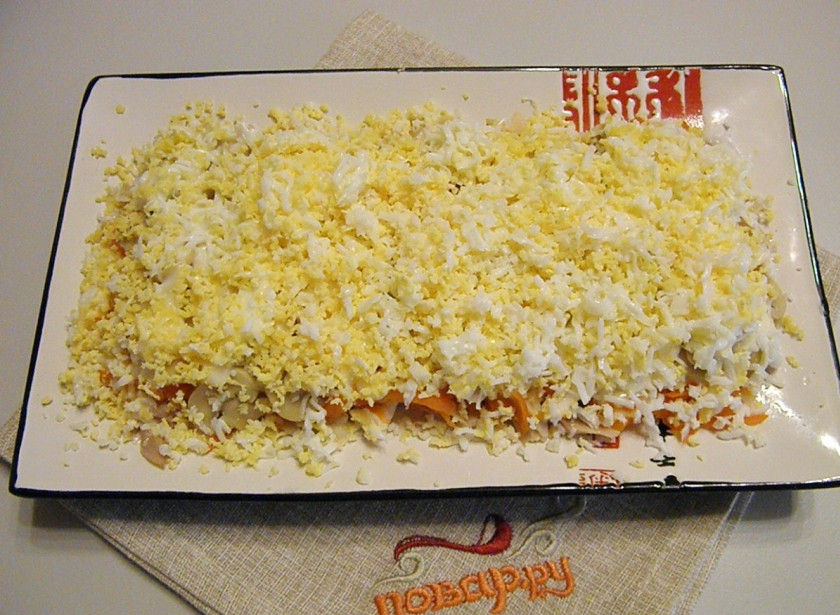 1. Этап. Салат из курицы с майонезом: Далее — слой тертых яиц и майонезная легкая сеточка. Не утрамбовывайте салат, пусть он будет воздушным.