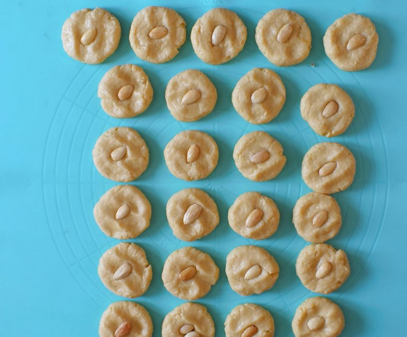 1. Этап. Греческое печенье Курабьедес: В серединку тестяного шарика выложите орешек.