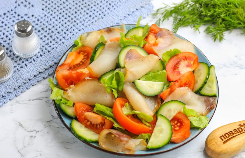 1. Этап. Салат из масляной рыбы холодного копчения: Добавьте масляную рыбу холодного копчения, нарезав кусочки ломтиками. По желанию можно оставить их целыми. Поперчите блюдо. Соль добавлять не нужно, так как сама рыба зачастую соленая.