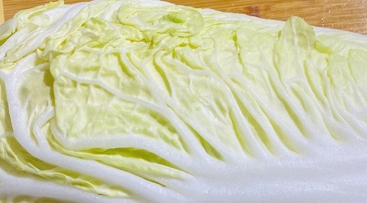 1. Этап. Голубцы с пекинской капустой: У пекинской капусты отрезать корень