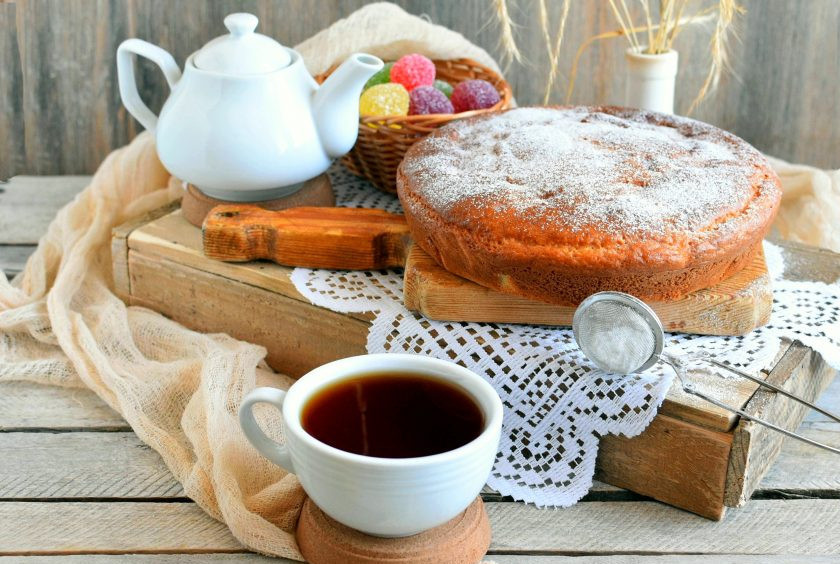 1. Этап. Пирог с мармеладом: Посыпьте пирог сверху сахарной пудрой (или сухим молоком, если не хотите лишней сладости) и подавайте теплым. Приятного чаепития!