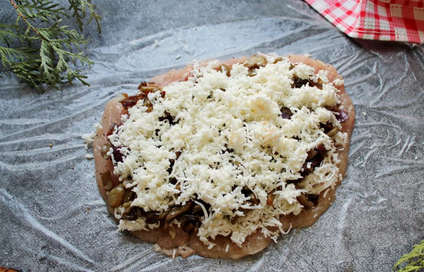 1. Этап. Куриный рулет с грибами, беконом и сыром: Поверх грибов разложите оставшийся сыр.