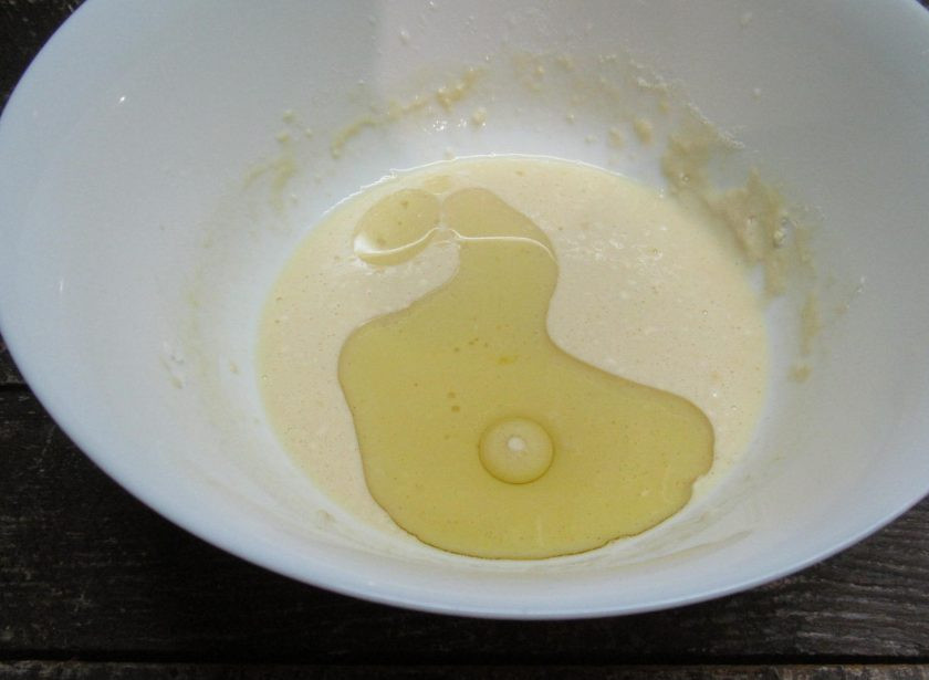 1. Этап. Блинчики с консервированным лососем и рисом: В конце влейте оливковое или растительное масло, перемешайте.