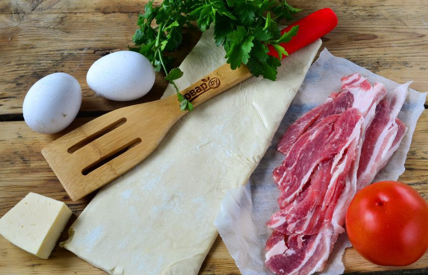 1. Этап. Пикантный слоеный пирог с беконом и глазуньей: Подготовьте все необходимые ингредиенты. Тесто можно использовать и слоеное, и слоено-дрожжевое.