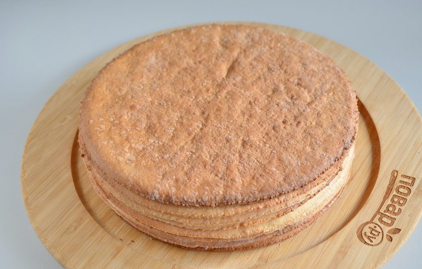 1. Этап. Торт Биткойн: 11. Сложите все коржи друг на друга, сверху поставьте ровную тарелку или досточку с грузом, чтобы выровнять коржи.