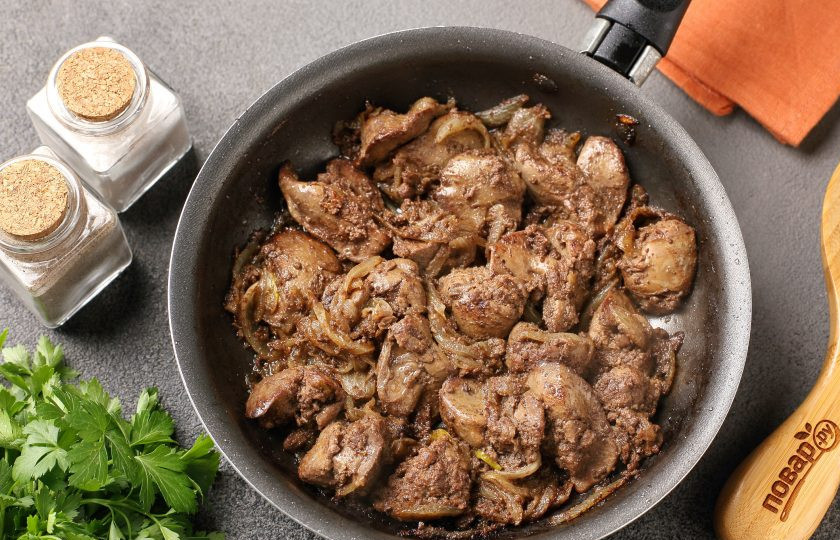 1. Этап. Куриная печень, жареная с луком: Готовьте периодически помешивая около 10 минут. Куриная печень готовится достаточно быстро, не пересушите её. Для проверки на готовность разломайте самый крупный кусочек. Внутри не должно быть розового сока.