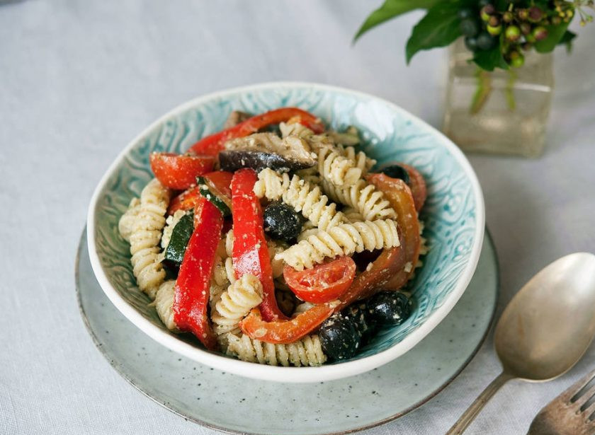 1. Этап. Паста-салат с Песто: 5. Пасту смешайте с половинками помидоров, овощами, соусом и оливками. Всё готово, приятного аппетита!