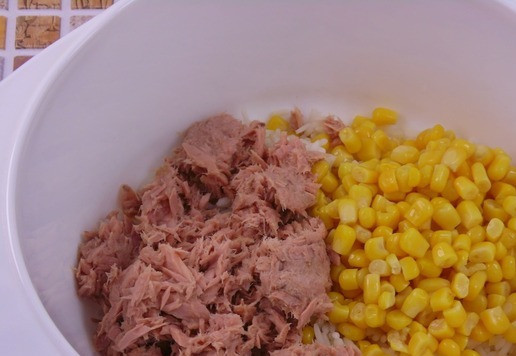 1. Этап. Рыбно-рисовый салат с кукурузой: Из кукурузы и тунца слить жидкость, рыбу размять вилкой. Подготовленные продукты выложить к рису.