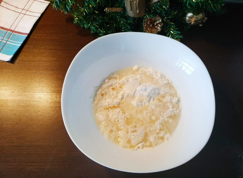 1. Этап. Цзяоцзы: Яичный белок отделите от желтка. Белок соберите в блюдце или чашку, желток отложите он нам не понадобится. К белку добавьте 100 мл. воды, щепотку соли и взбейте, добавьте в мучную смесь.