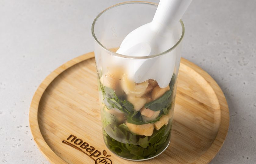 1. Этап. Смузи с яблоком и шпинатом: Переложите фрукты и шпинат в стакан для блендера. Влейте воду, лимонный сок и добавьте подсластитель. Измельчите до однородности.