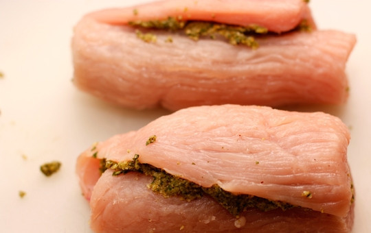 1. Этап. Рулеты из индейки с начинкой: 8. Плотно сверните и закрепите края. Использовать можно плотную нитку или зубочистки. Выложите аккуратно в фольгу и заверните.