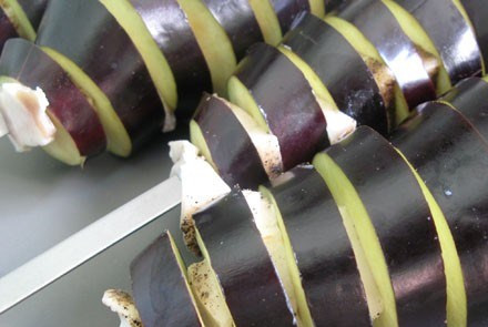 1. Этап. Баклажаны с салом на мангале: По очереди нанизываем на шампур: баклажан, сало, баклажан, сало.