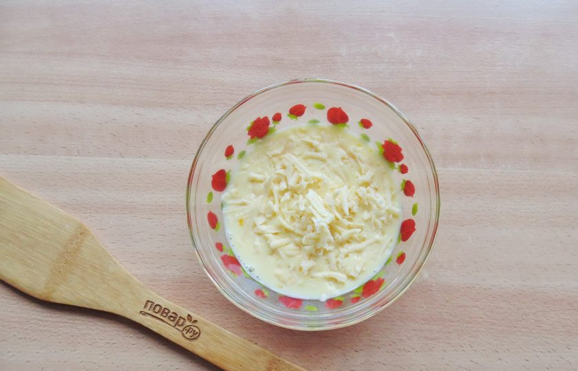 1. Этап. Сырная запеканка: Перемешайте яйцо со сливками и добавьте 50 грамм тертого твердого сыра.