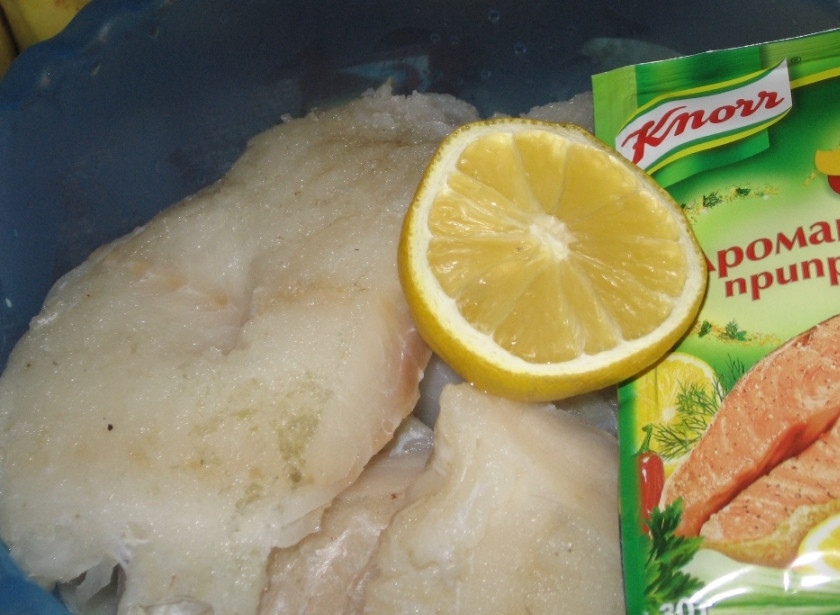 1. Этап. Рыба под белым соусом: 2. Нарезаем филе трески кусочками, сбрызгиваем лимонным соком и приправляем по вкусу. Даем постоять около 15 минут.