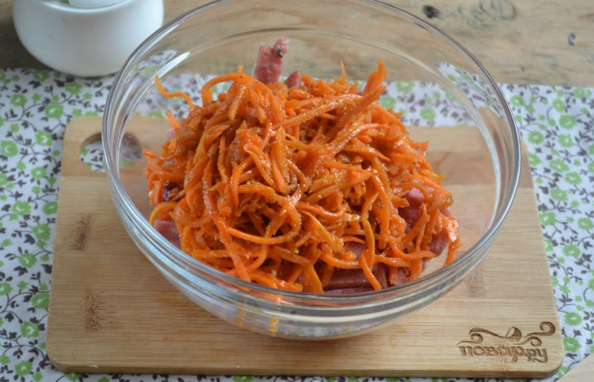 1. Этап. Салат с морковкой и колбасой: Сложите порезанную колбасу в салатник, добавьте к ней морковку. Если вам кажется, что морковь чересчур длинная, можете её немного порезать.