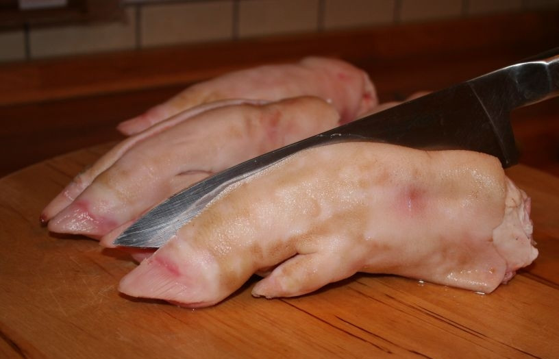 1. Этап. Холодец со свинины: 1. Копыта вымойте под проточной водой и очистите. Сделайте небольшие надрезы острым ножом.