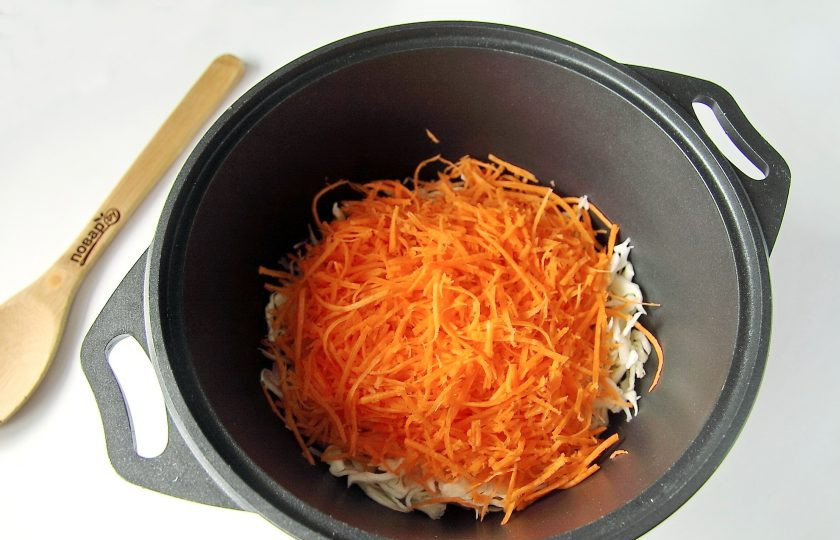 1. Этап. Салат Кубанский с капустой на зиму: Морковь натрите на корейской терке или нарежьте соломкой.