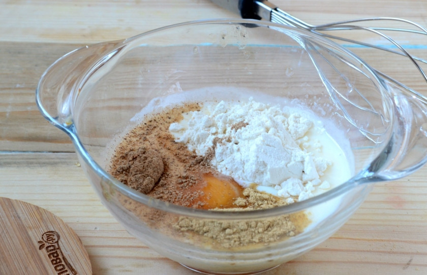 1. Этап. Пакоры: Смешайте молоко с яйцом и мукой. Добавьте специи. Обратите внимание: количество специй вы можете варьировать в зависимости от своих вкусовых предпочтений, но не забывайте, что пакоры – блюдо индийской кухни, поэтому для него характерно обилие специй.