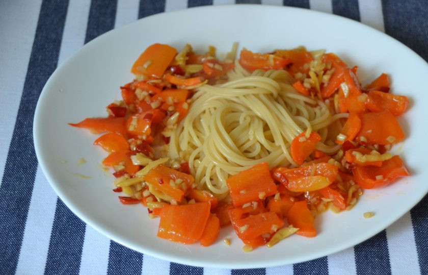 1. Этап. Кальмары в чесночном соусе: Для подачи в центр тарелки положите лапшу или рис, по краям выложите чесночный соус.