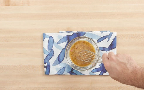 1. Этап. Салат из картофеля и яиц: 3. Для заправки: в миску кладу горчицу, выливаю лук с винным уксусом, добавляю оливковое масло (2 столовые ложки), по вкусу солю и перчу.