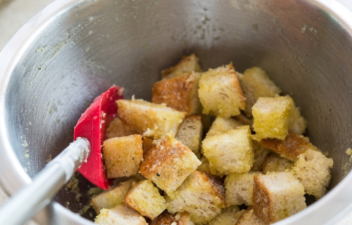 1. Этап. Сухарики для Цезаря: 6. И все тщательно перемешайте.