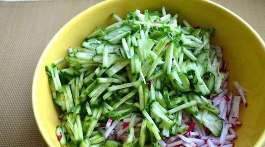 1. Этап. Окрошка (классический рецепт) на кефире: Для начала нарежьте соломкой огурец и редис.