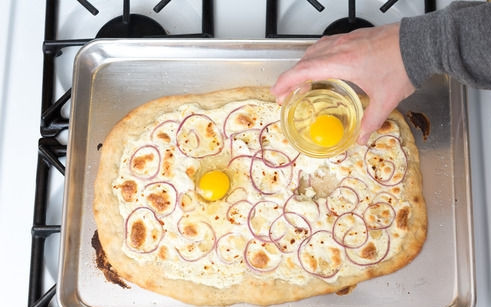 1. Этап. Пицца с творогом: 3. Сверху выложите моцареллу и отправьте пиццу в разогретую духовку минут на 10-12. После достаньте и аккуратно вбейте сверху яйца.