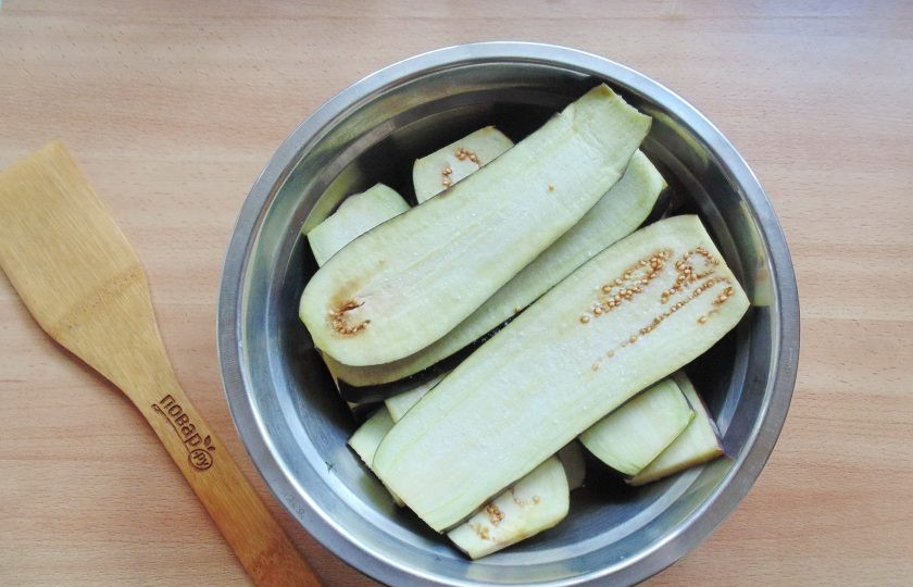 1. Этап. Баклажаны в укропном рассоле на зиму: Выложите баклажаны слоями, посыпая каждый слой солью. Дайте постоять 10-15 минут, пока они не пустят сок.