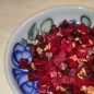 Салат из свеклы и чернослива Варёную или запеченную свёклу очищаем и нарезаем небольшими кубиками. Чернослив замочить в воде и также нарезать кубиками. Теперь семена подсолнуха. Все смешать. Заправить солью, растительным маслом. Приятного аппетита!