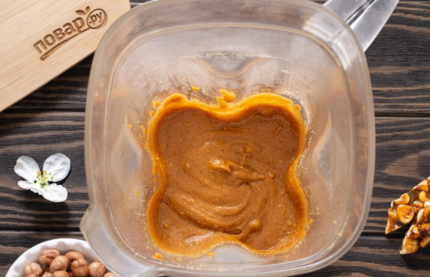 1. Этап. Пралине: Затем начнет выделять масло и становиться однородной. Измельчайте, пока не добьетесь консистенции гладкой жидкой пасты.