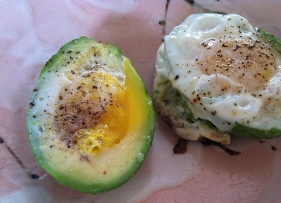 1. Этап. Яйцо в авокадо с беконом: 4. В конце добавьте соль и перец по вкусу.