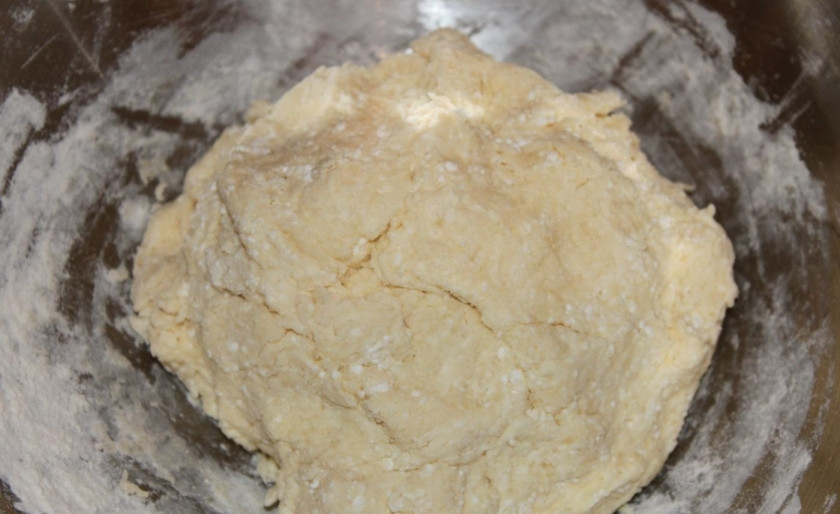 1. Этап. Пончики из творога классические: 7. Замешиваю негустое тесто и обминаю его слегка руками.