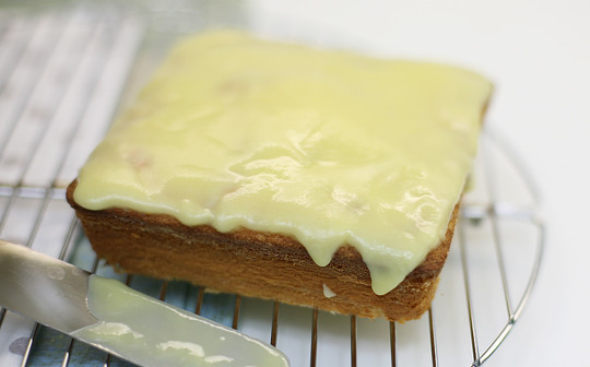 1. Этап. Бисквит на сметане: 7. Вот теперь вы знаете, как приготовить бисквит на сметане быстро, вкусно и красиво. После застывания глазури можно подавать нашу выпечку к столу.