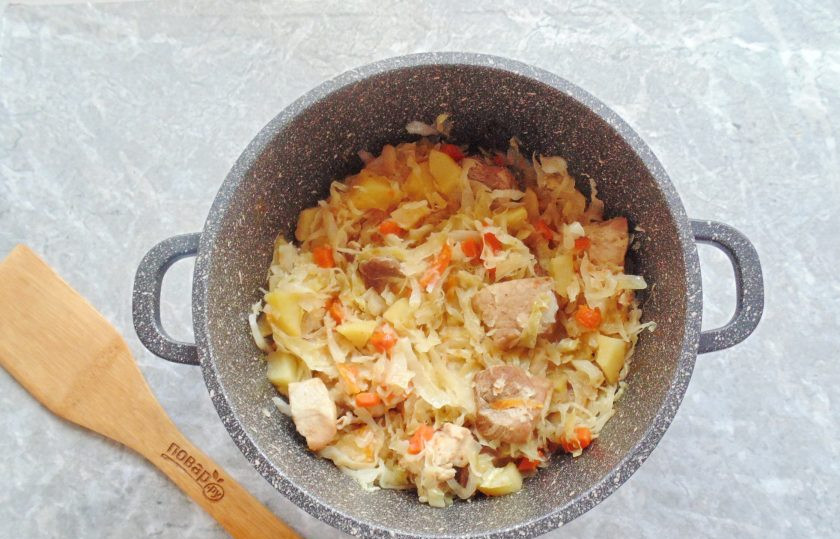 1. Этап. Мясо с капустой и яблоками: В готовое блюдо добавьте измельченный чеснок и перемешайте.