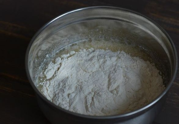 1. Этап. Дрожжевые блины на кислом молоке: Несколько раз просейте в отдельную миску муку, соедините ее с солью и сахаром. Затем добавьте сухие ингредиенты ко всем остальным в миске. Тщательно все перемешайте.