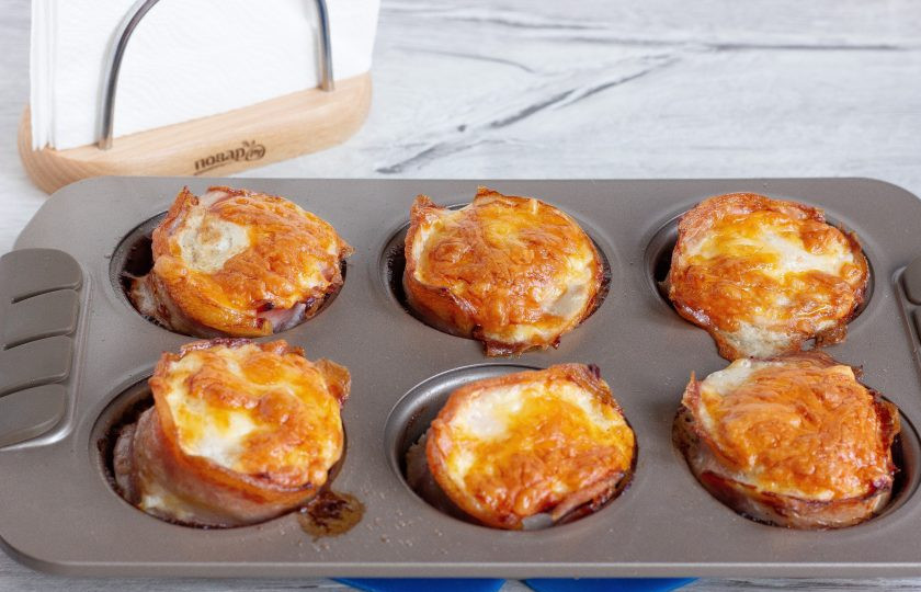 1. Этап. Мясные кексы с перепелиными яйцами: Запекайте кексы в разогретой до 180 градусов духовке 35-40 минут.