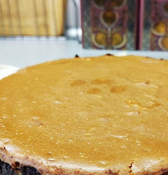 1. Этап. Карамельный чизкейк с облепихой: Готовый чизкейк охладить полностью. Желательно не менее 6 часов, или оставить на ночь. Только после этого аккуратно извлечь из формы.